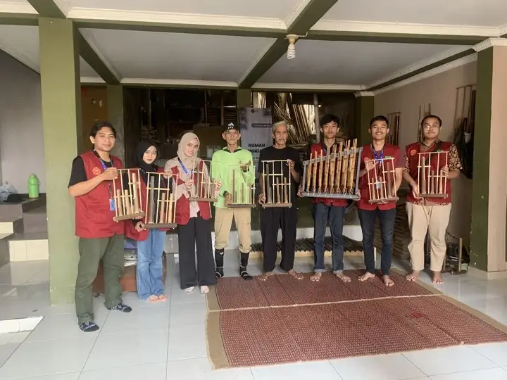 Artikel KKN Universitas Al Ghifari: Kunjungan Kelompok 6 Chandrika KKN MBKM Universitas Al Ghifari ke Saung Angklung Mawani Sari Rezeki